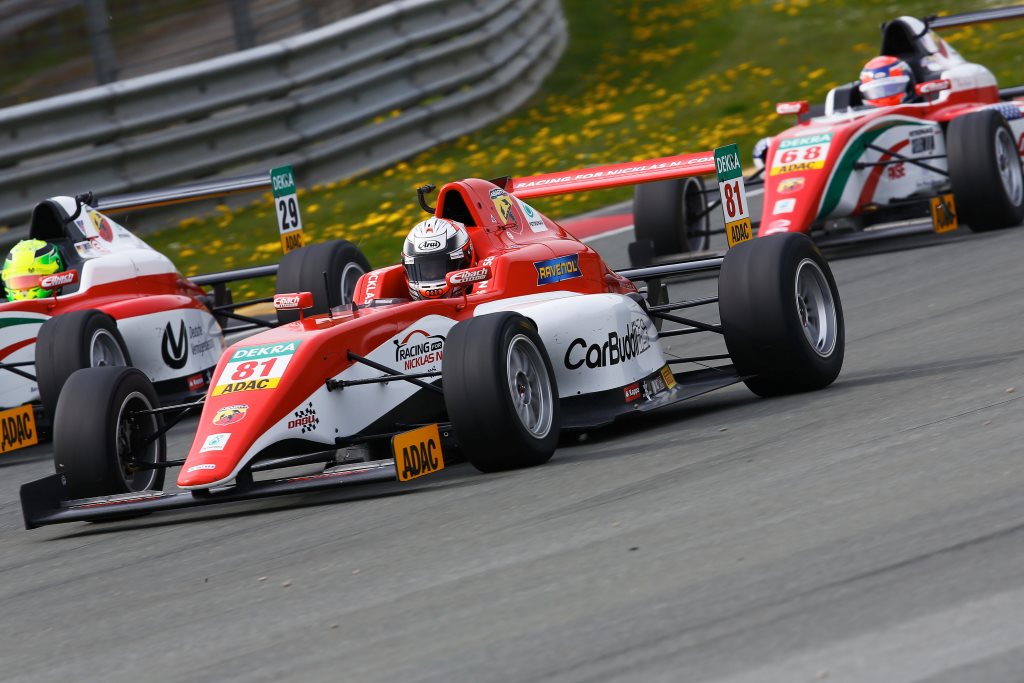 Nicklas Nielsen overhaler start nr. 29 Mike Schumacher (søn af Michael Schumacher)